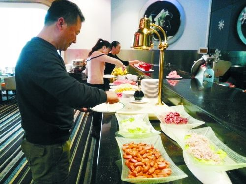 在一家飯店內(nèi)，原本是輔助業(yè)務(wù)的小火鍋則成了現(xiàn)在飯店的重要業(yè)務(wù)。